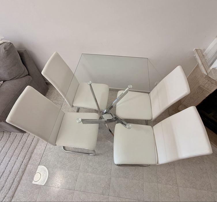 Mesa com 4 cadeiras