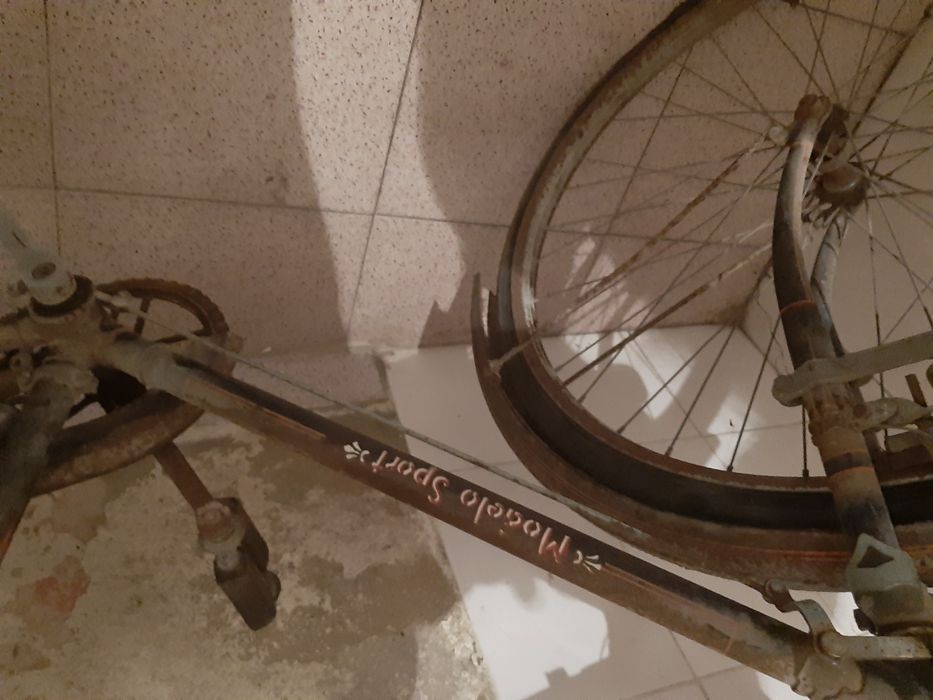 Bicicleta muito antiga para restaurar