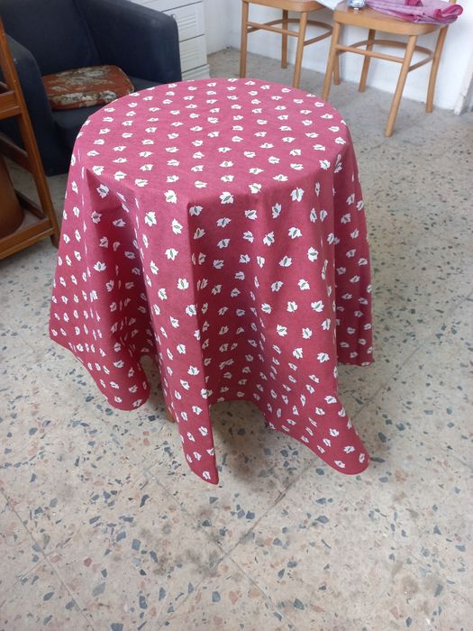 Toalha de mesa bordeau com folhas brancas em poliamida