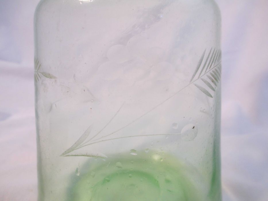Garrafa de vidro verde antiga