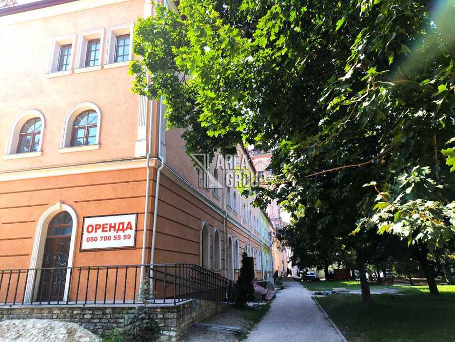 Оренда фасадного комерційного приміщення у Старому місті біля Ратуші