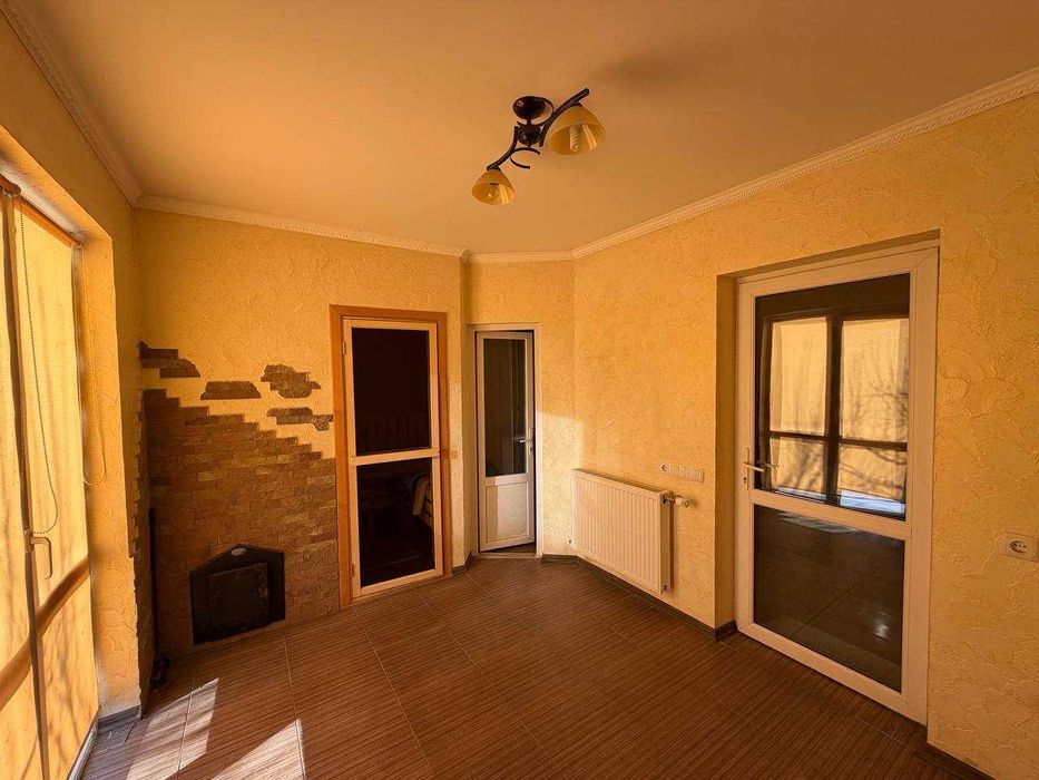 Продається великий будинок з ремонтом і сауною, в Драгомирчанах.