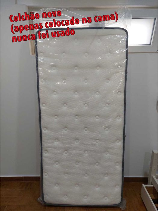 Cama individual branca com gavetão de arrumação