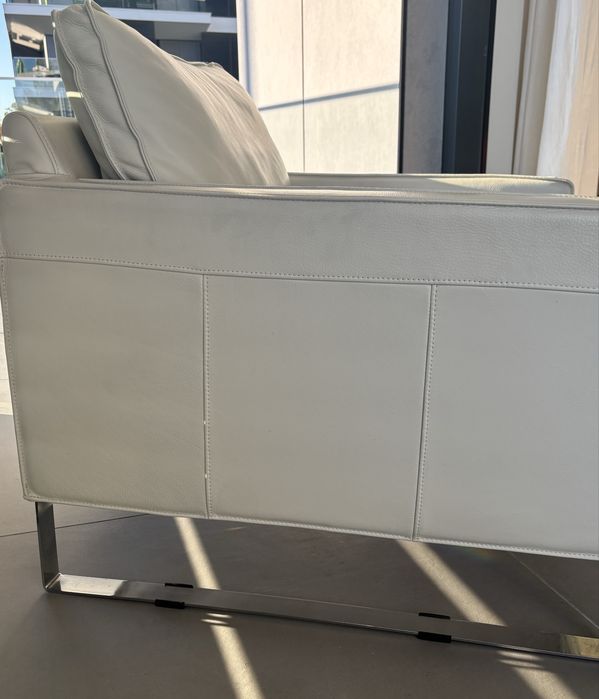 Cadeirão em pele genuina branco com base em  metal