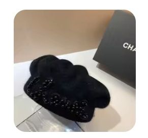 Nowa czapka Moschino