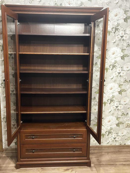 Witryna z półkami przeszklona