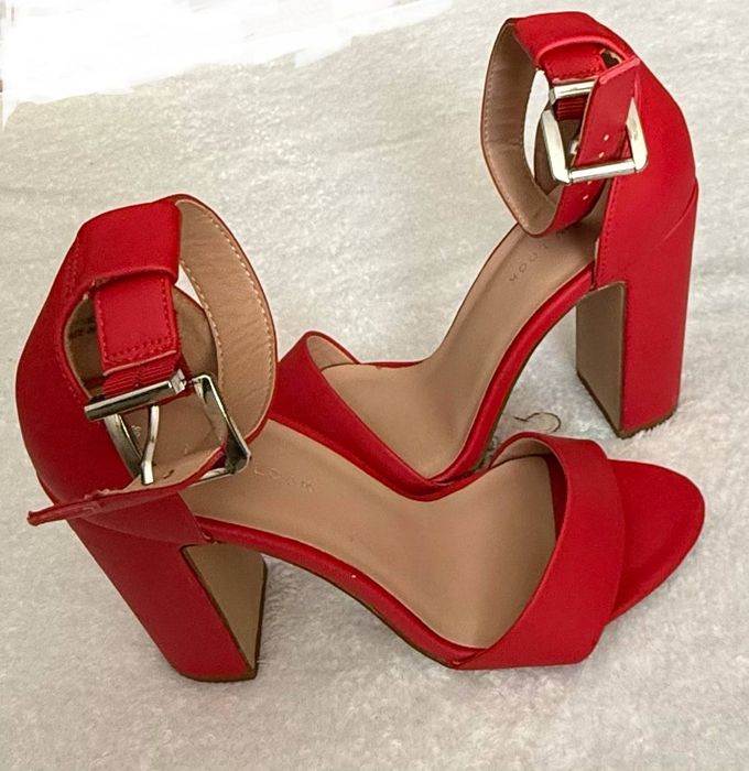 Червоні жіночі босоніжки