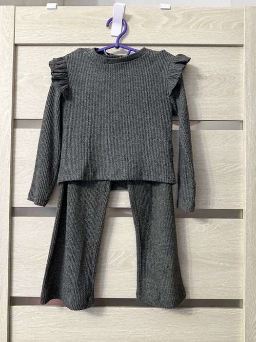 Костюмчик  сірий 110 р