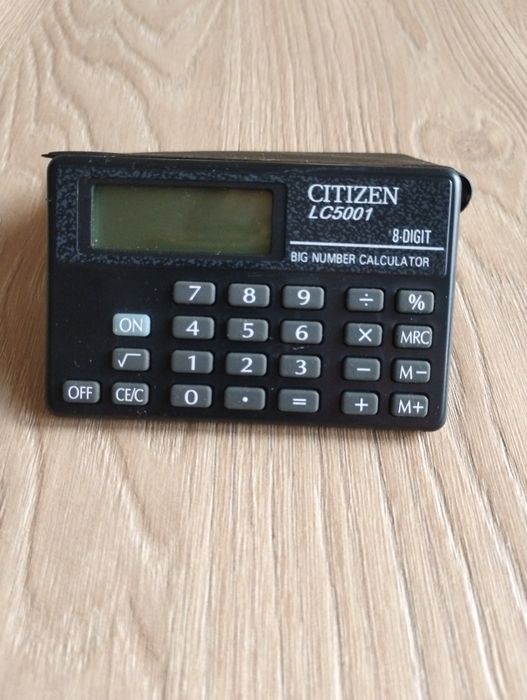 Czarny kalkulator Citizen.