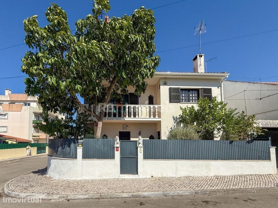 Moradia de 3 pisos com garagem e logradouro no Entroncamento