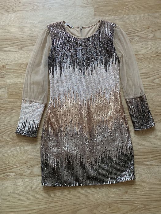 Гарна сукня з паєтками