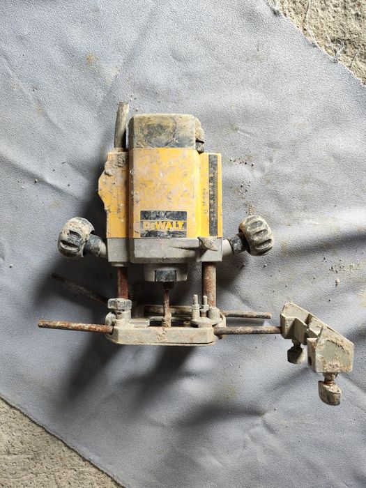 NISKA CENA Ręczna Frezarka górnowrzecionowa DeWALT DW615 900W 230-240V