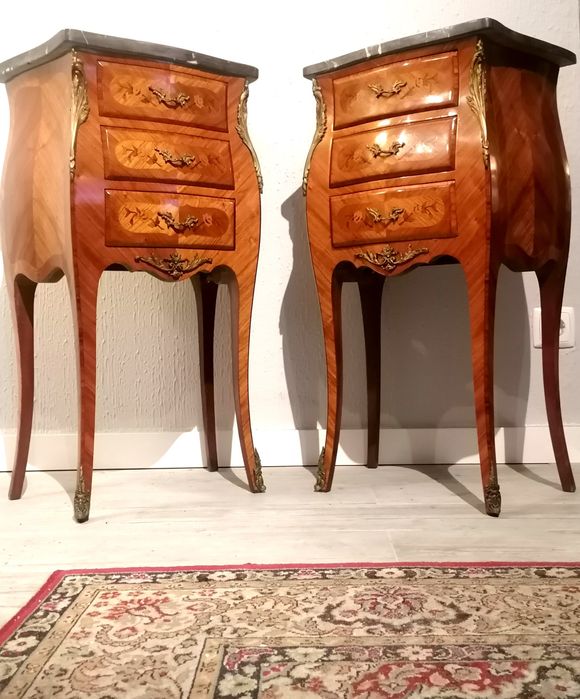 Par pequenas cómodas (mesas apoio mesinhas cabeceira) Luís XV. Mármore
