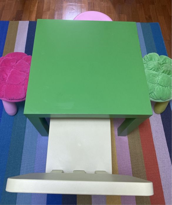 Brinquedos crianca, mesa , bancos , cadeira e roupa