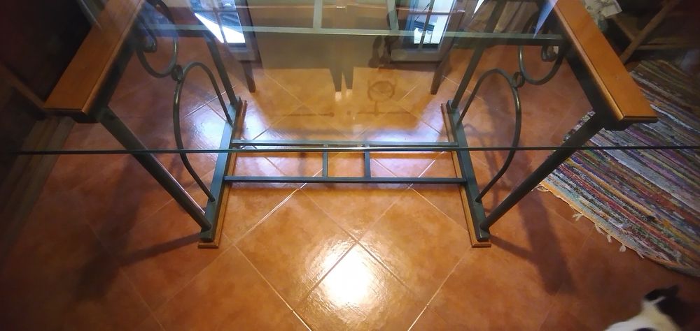 Mesa de ferro verde com tampo de vidro