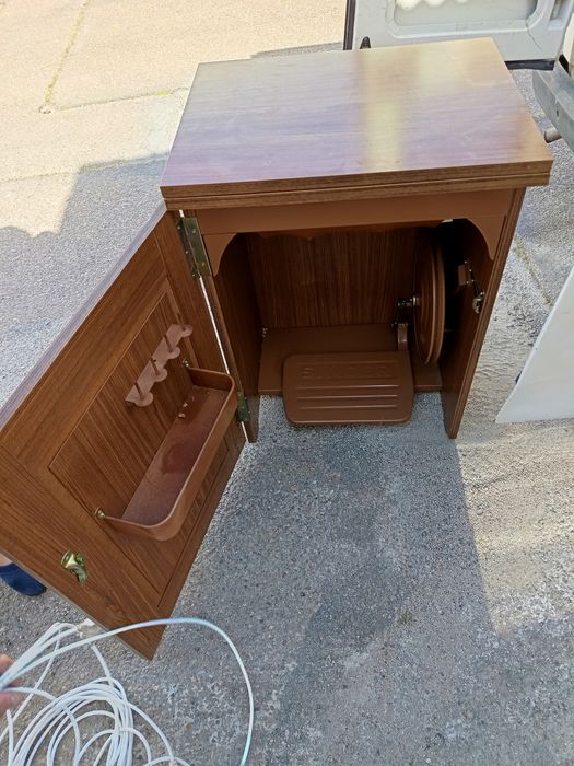 Máquina de Costura Elétrica Singer com Movel