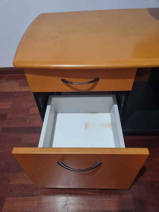 Secretária com gavetas de apoio