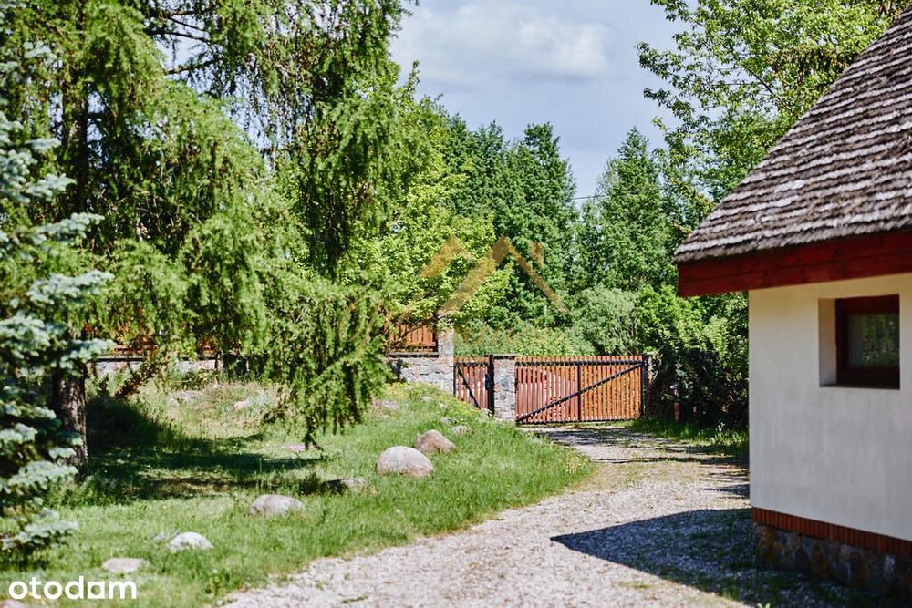 Oaza ciszy nad rzeką w otoczeniu natury
