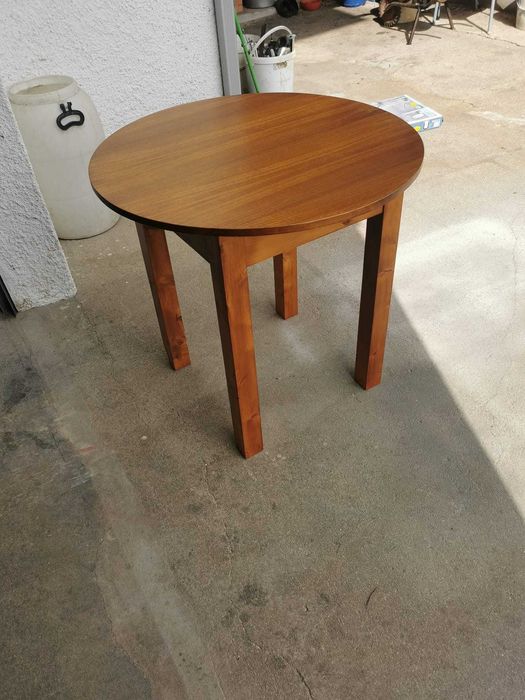 Mesa redonda pequena