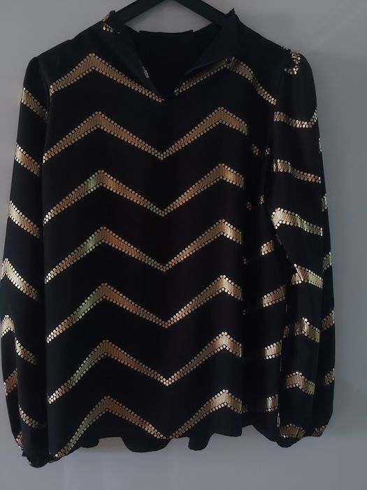 Blusa preta com listras douradas nova M