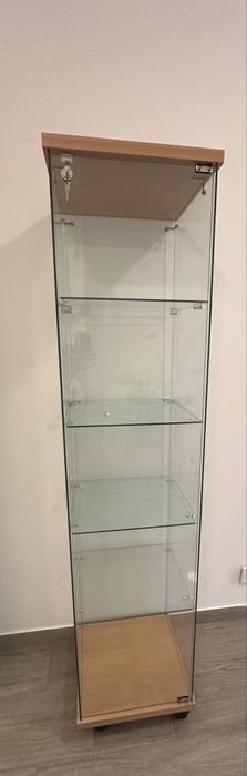 Vitrine em vidro com rodas