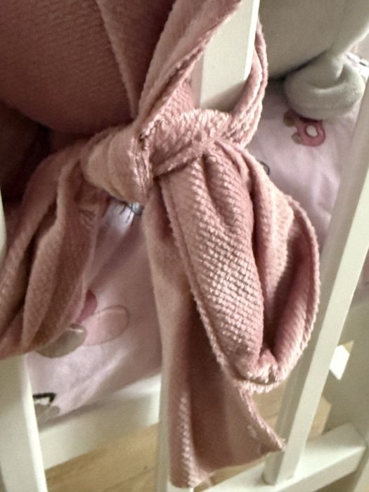 Warkocz ochronny do łóżeczka – pudrowy róż, ala welur