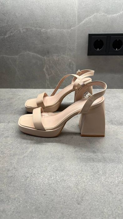 Жіночі бежеві босоніжки DeeZee 36 р