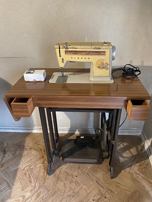 Máquina de costura Singer com móvel