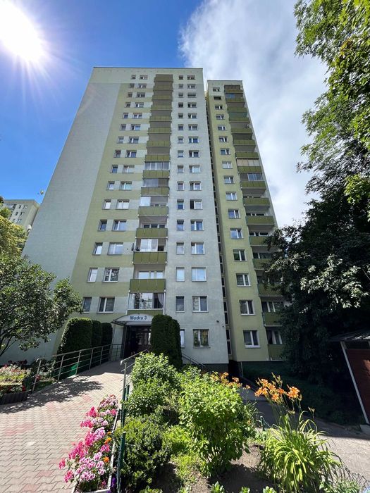 Do wynajęcie od LIPCA 2026r trzypokojowe mieszkanie o powierzchni 56m2. Trzy pokoje (w tym jeden z balkonem) z kuchnią i łazienką, piętro 15,