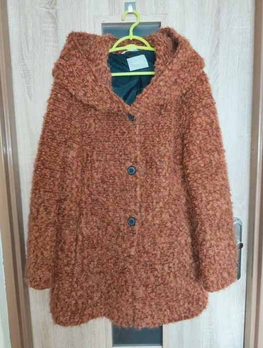 361. Rudy bramkowy płaszczyk na podszewce z kapturem rozmiar 46