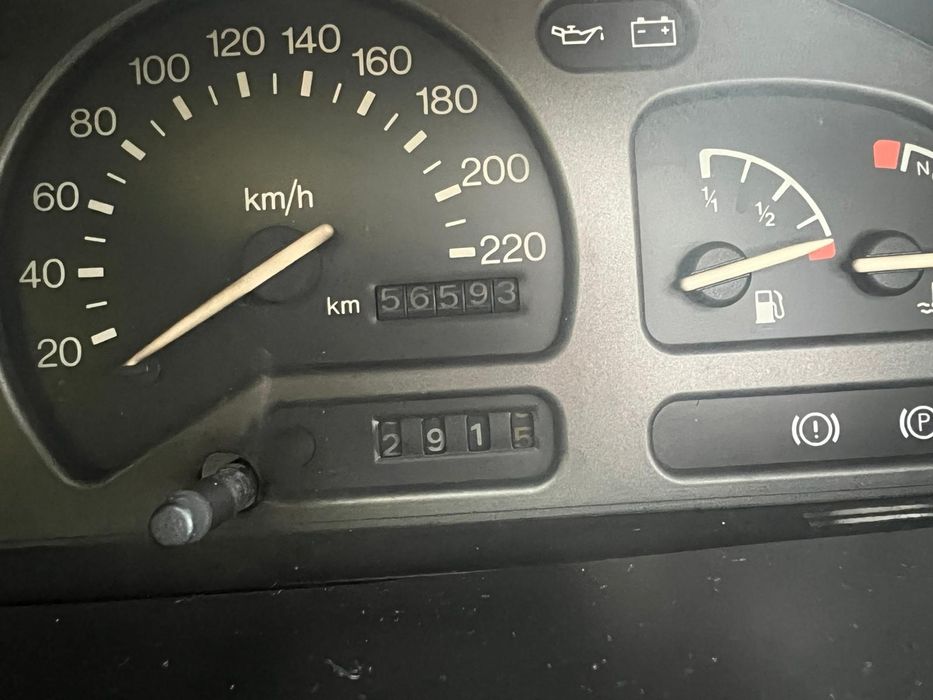 Ford Fiesta 1.1 vendo carro a trabalhar e a andar, com batida à frente