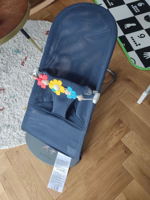 Bujaczek Babybjorn mesh z zabawką