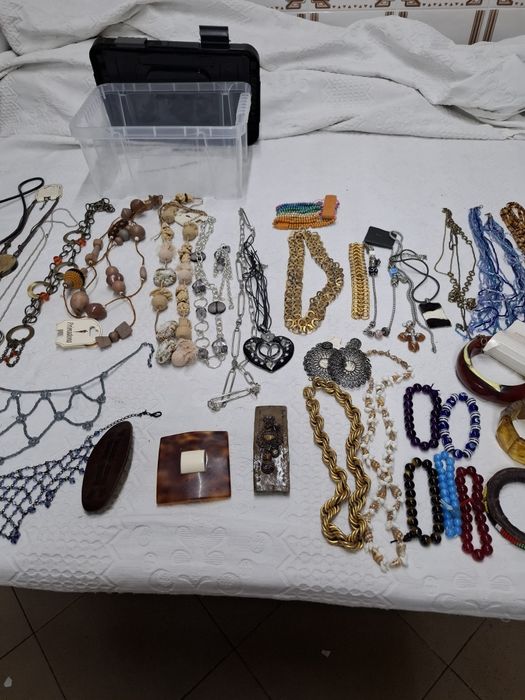 Lote de bijuterias 50 peças