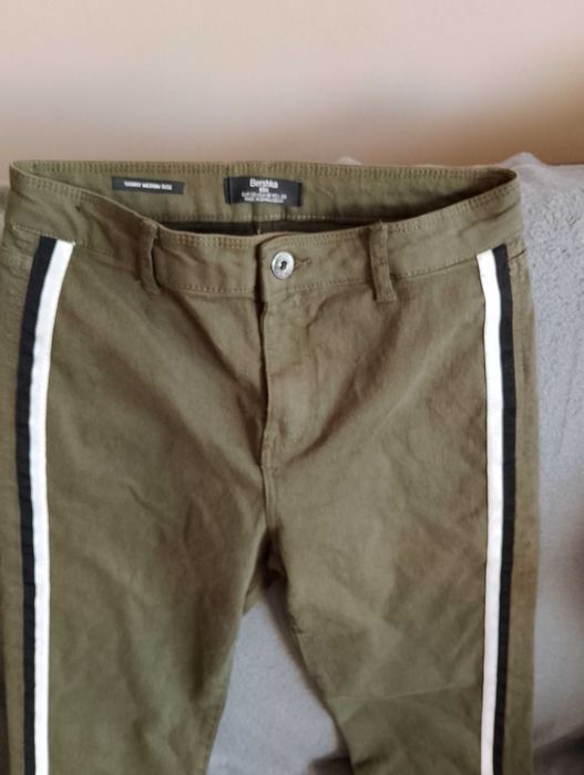 BERSHKA. Spodnie skinny.