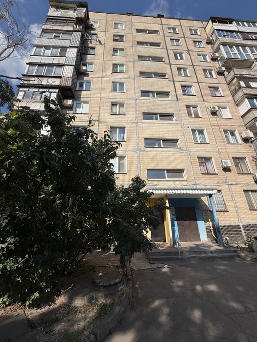 Продається 3 кімнатна квартира в Центрально - міському районі .