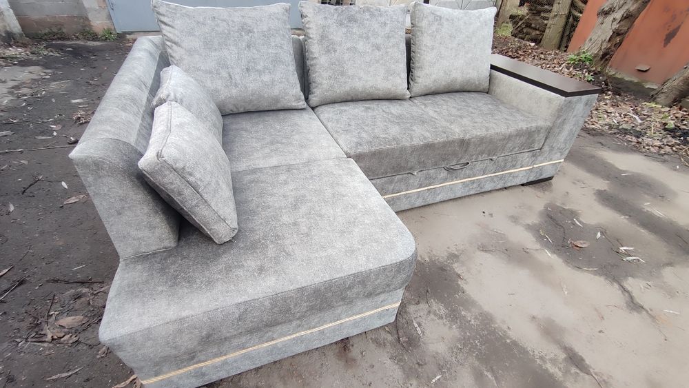 Ремонт , реставрація м'яких меблів.