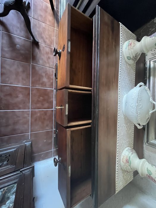 Cómoda Antiga Vinhática com Embutidos em Pau Santo