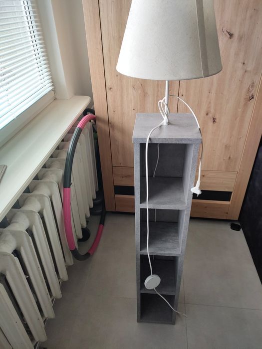 Regał wąski na książki z lampką