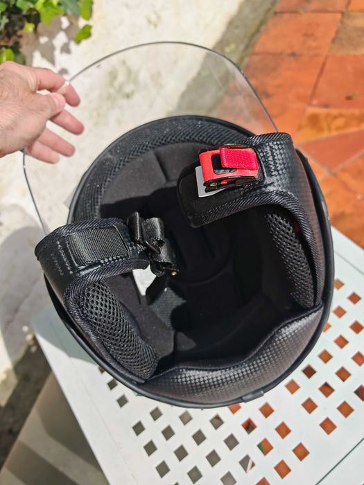 Capacete em bom estado, pode tirar autocolantes