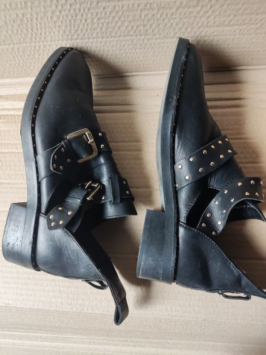 Buty z paskami klamrami