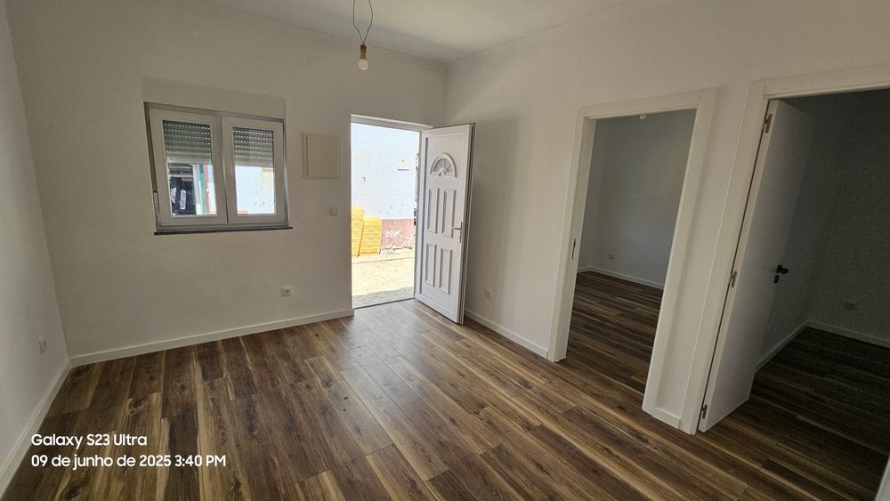 MORADIA T2 totalmente renovada, com espaços exteriores, freguesia de Santa Clara perto Alta de Lisboa