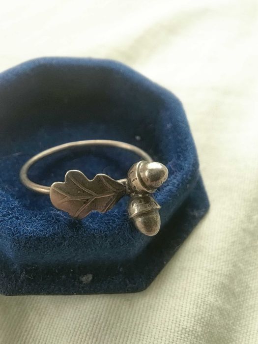 Srebrny pierścionek żołędzie