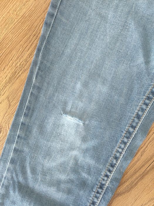 Niebieski damski jeans, jeansy z małym przetarciem, zamkami przy kostk