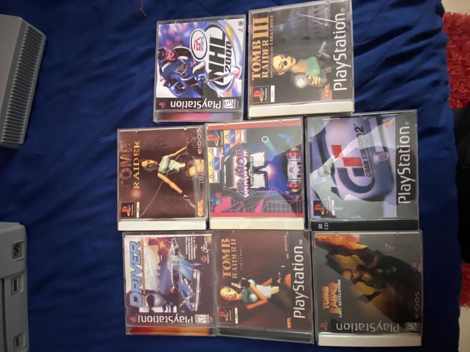 (LER DESCRIÇÃO)Várias Playstation 1, jogos e comandos A FUNCIONAR