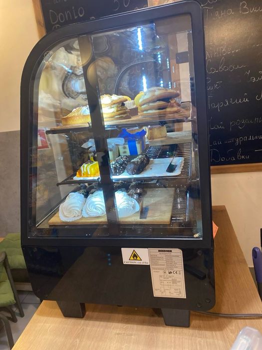 Холодильна вітрина для десертів