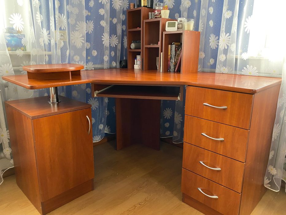 Стіл компʼютерний, для навчання