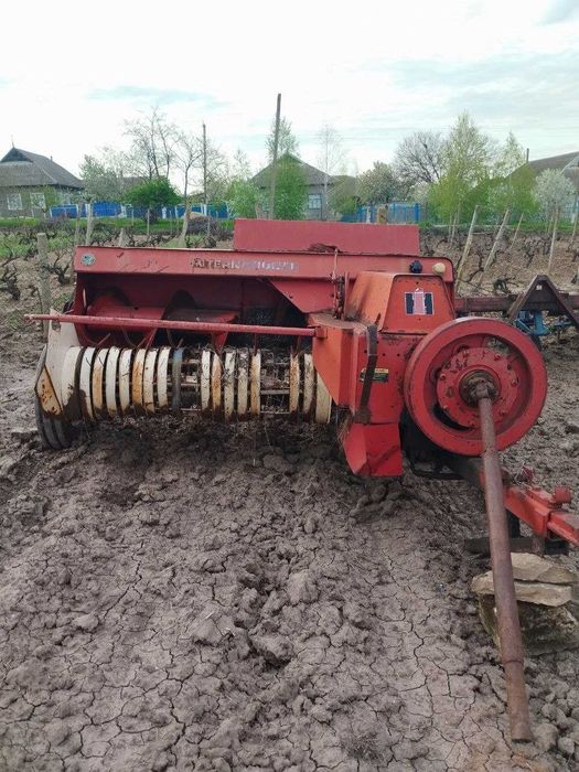 Причіпний тюковий прес-підбирач International 425D