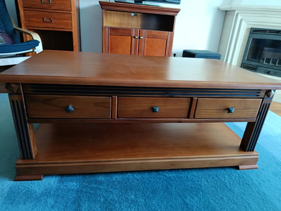 Mesa de sala em madeira.