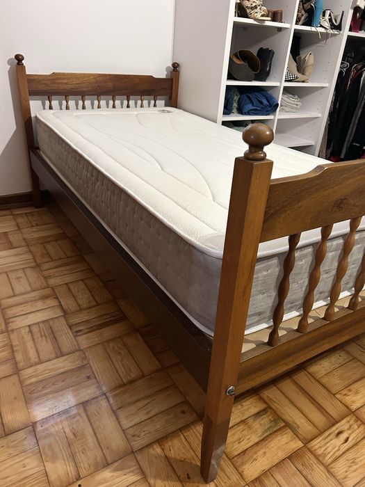 Cama individual em madeira