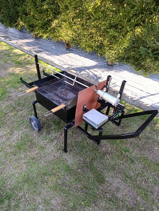 Grill robiony z rożnem